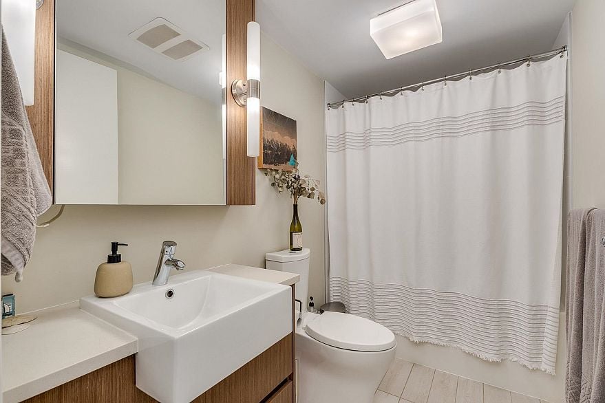 PH1 562 E 7th Avenue