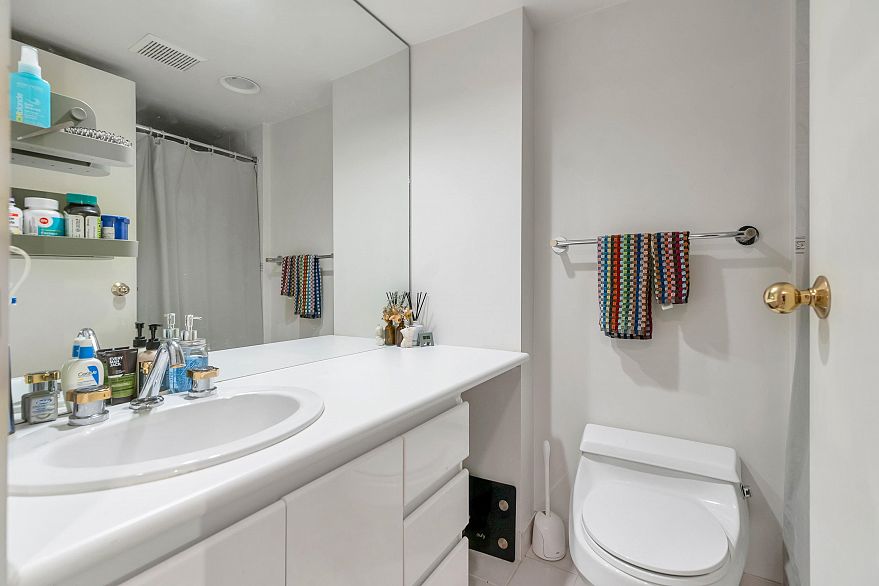 704 990 Beach Avenue