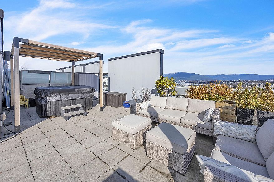 1205 2770 Sophia Street