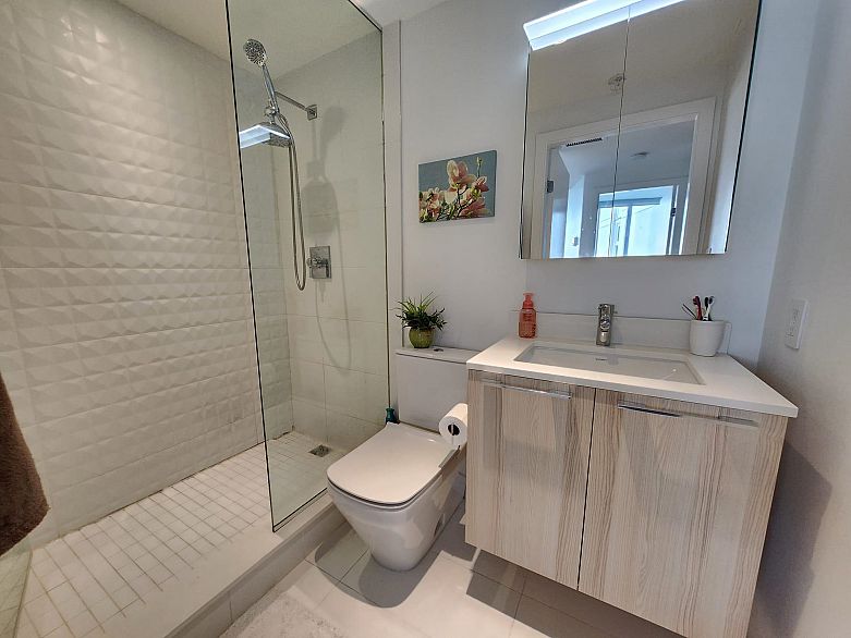 809 4638 Gladstone Street