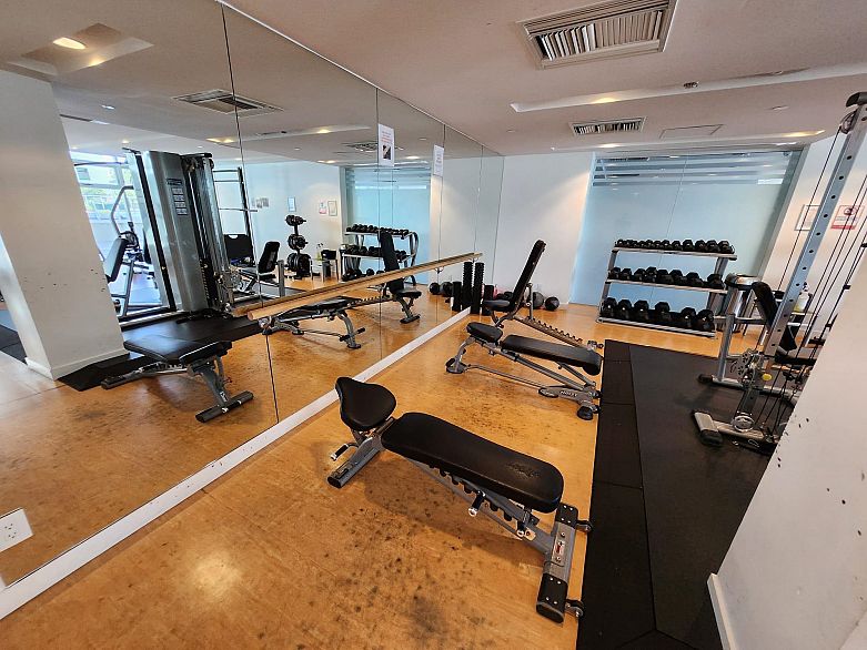 809 4638 Gladstone Street