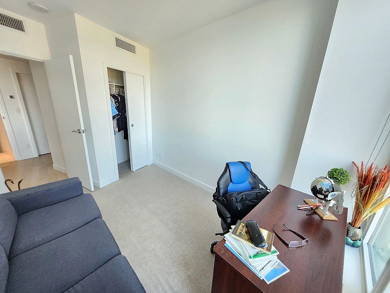 809 4638 Gladstone Street