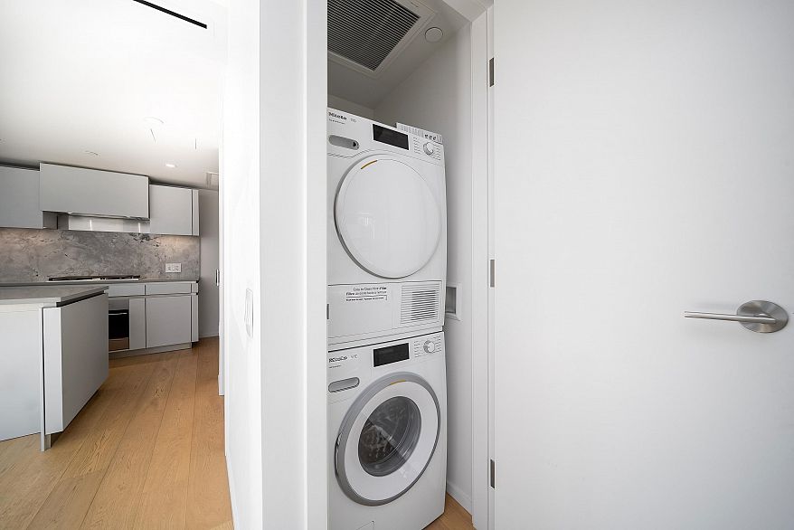 1107 889 Pacific Street