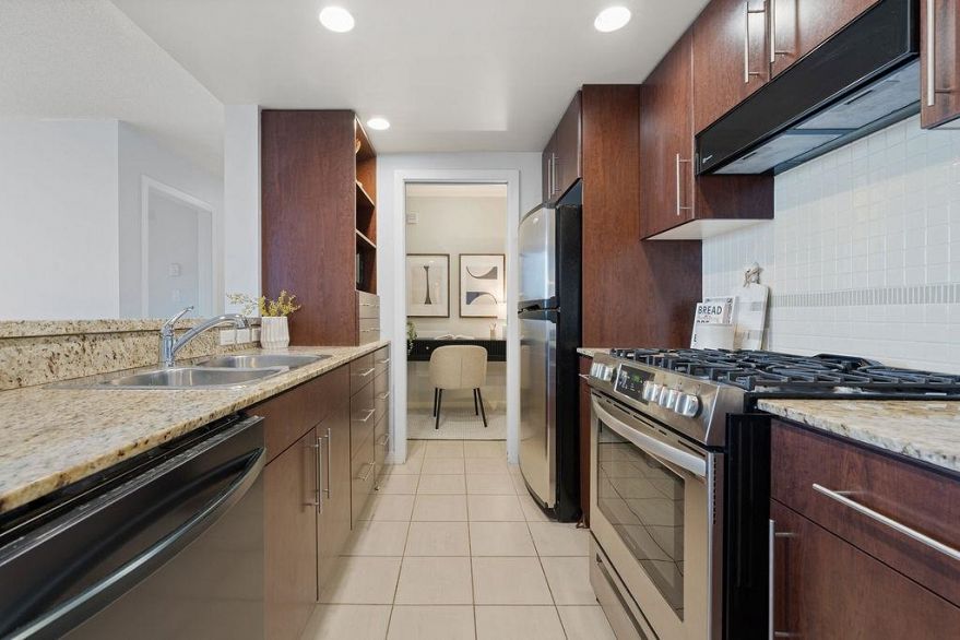 2805 583 Beach Crescent