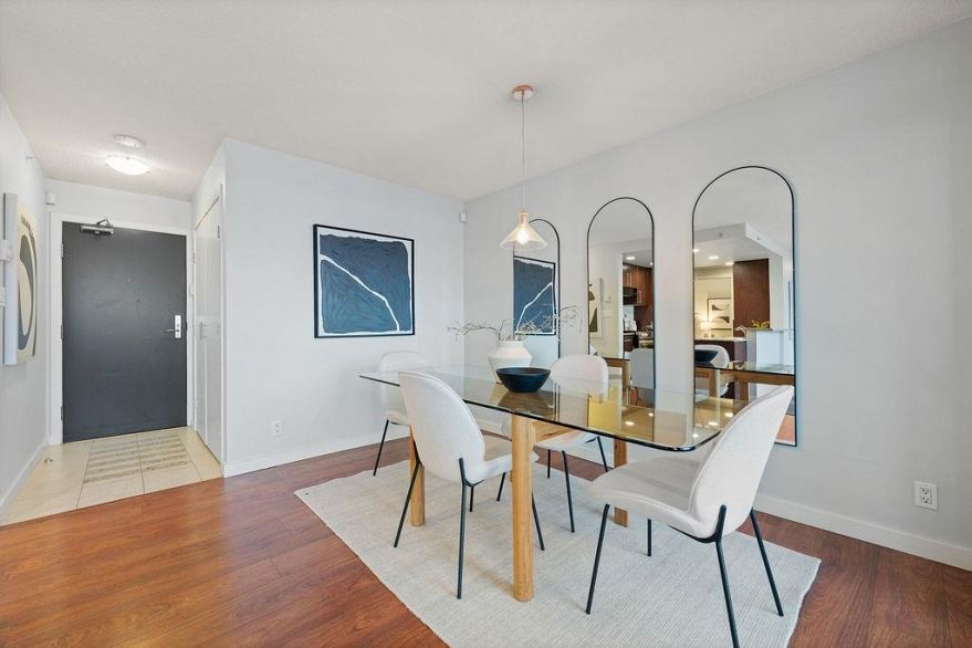 2805 583 Beach Crescent