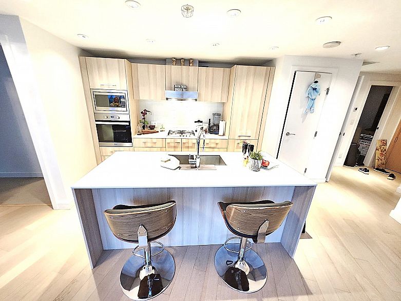 809 4638 Gladstone Street