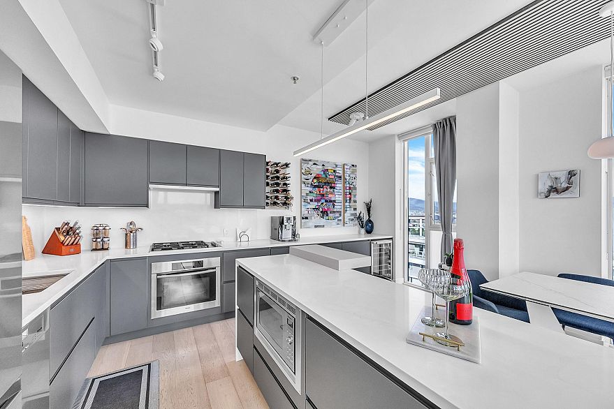 1205 2770 Sophia Street