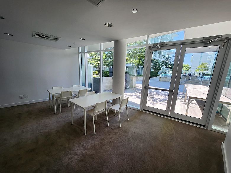 809 4638 Gladstone Street