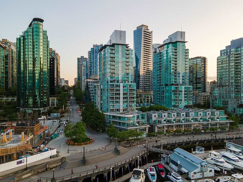 1002 499 Broughton Street