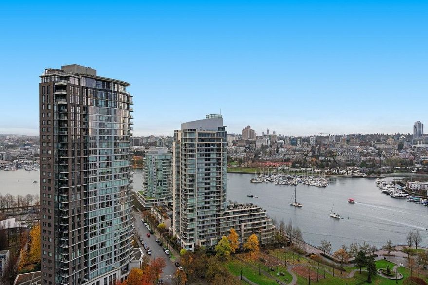 2805 583 Beach Crescent