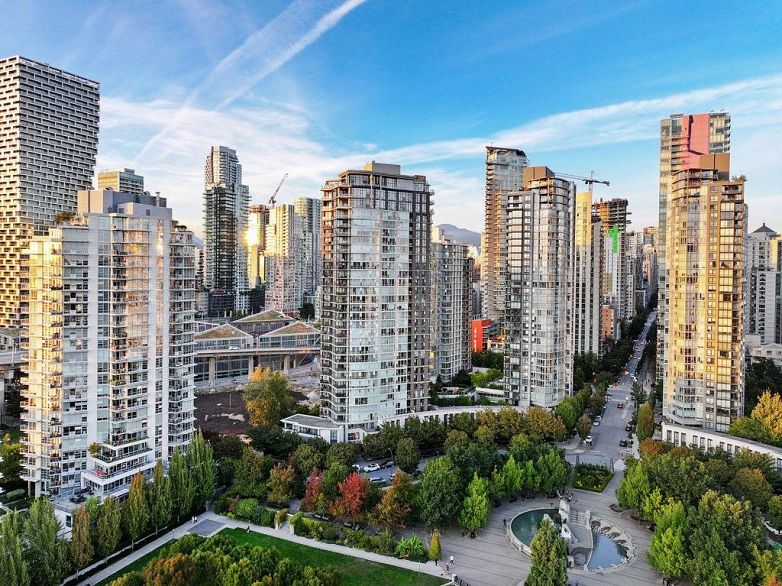 2805 583 Beach Crescent