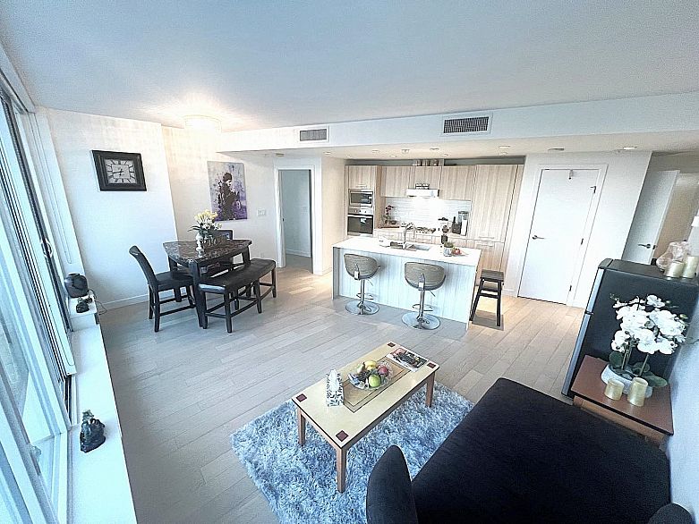 809 4638 Gladstone Street