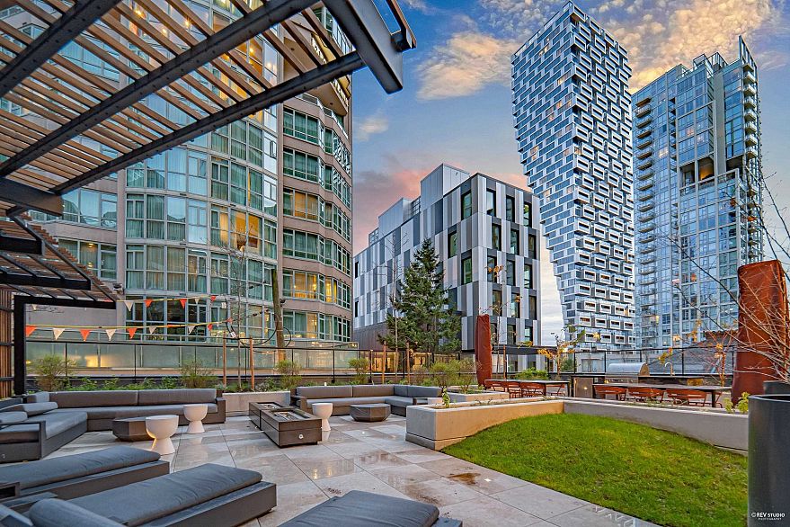 1107 889 Pacific Street