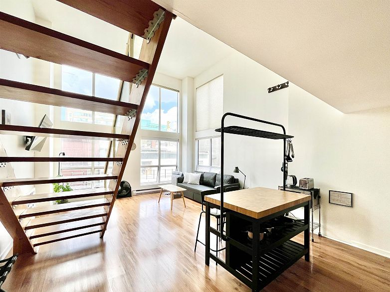 403 933 Seymour Street