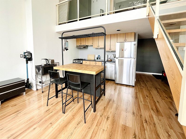 403 933 Seymour Street