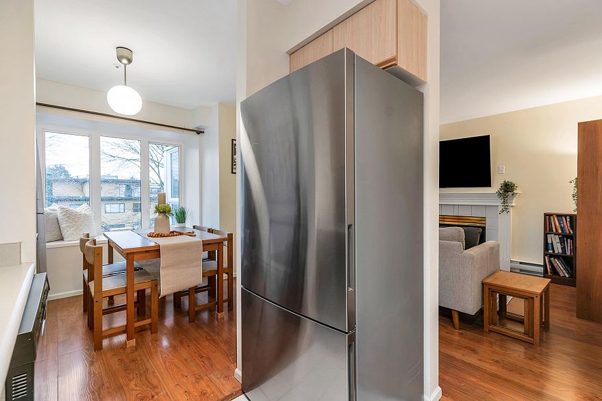 406 2133 Dundas Street