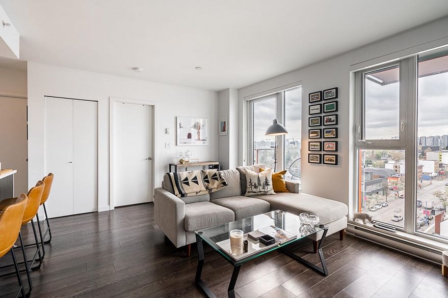 1110 933 E Hastings Street