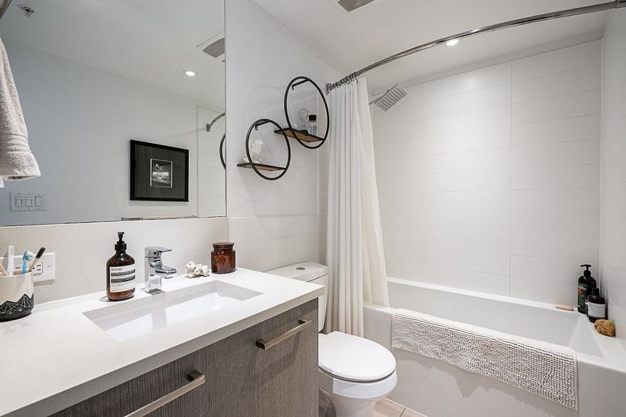 1110 933 E Hastings Street