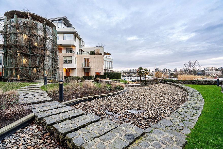 122 1228 Marinaside Crescent