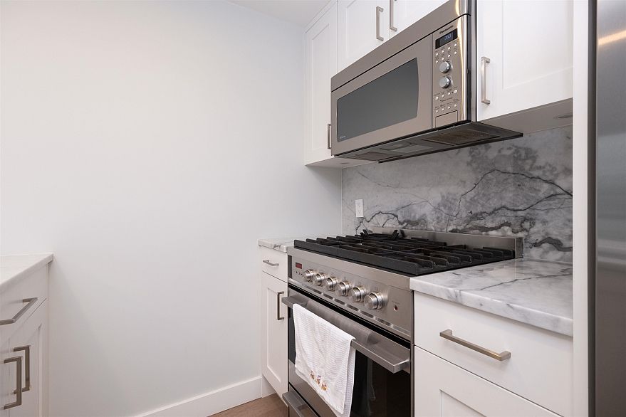 1006 928 Richards Street