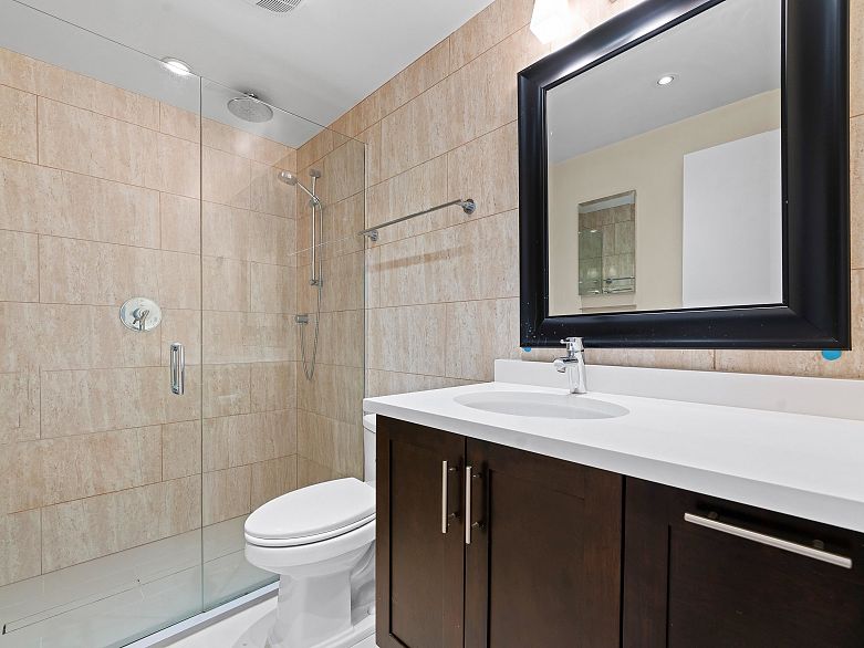 601 738 Broughton Street