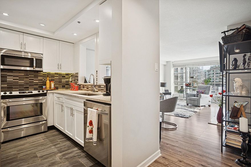 203 1008 Beach Avenue