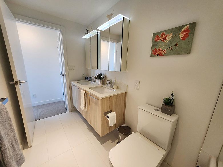 809 4638 Gladstone Street