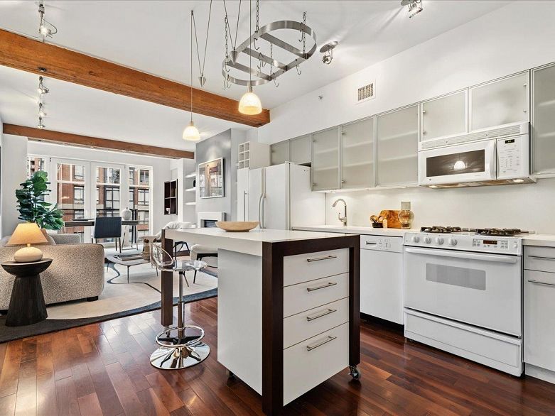 301 1275 Hamilton Street