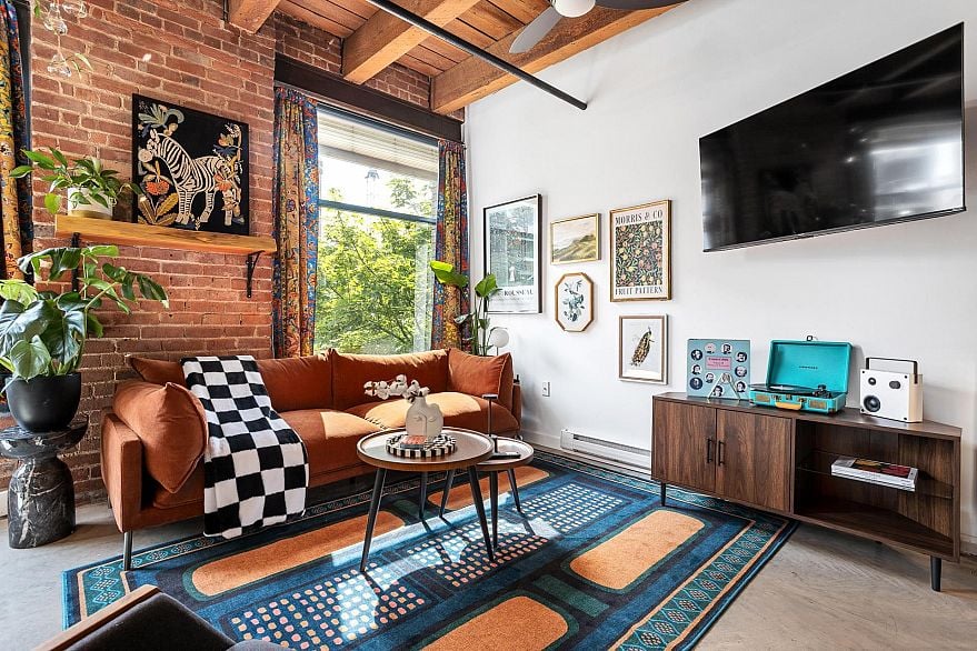 310 55 E Cordova Street