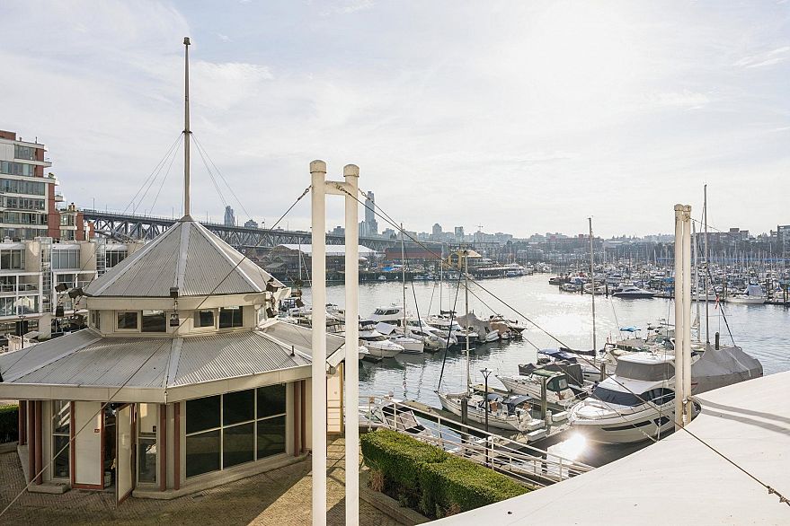 203 1008 Beach Avenue