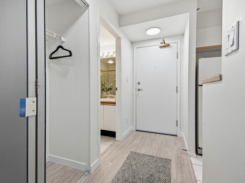 1205 950 Cambie Street