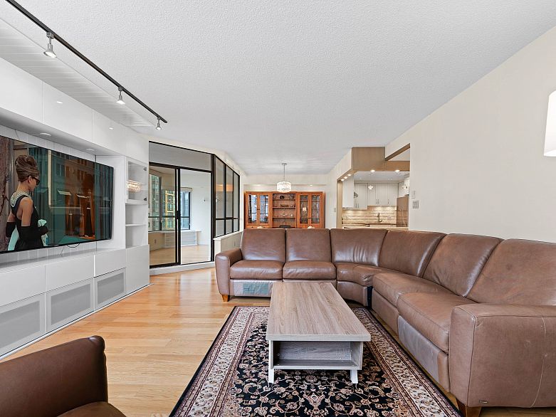 601 738 Broughton Street