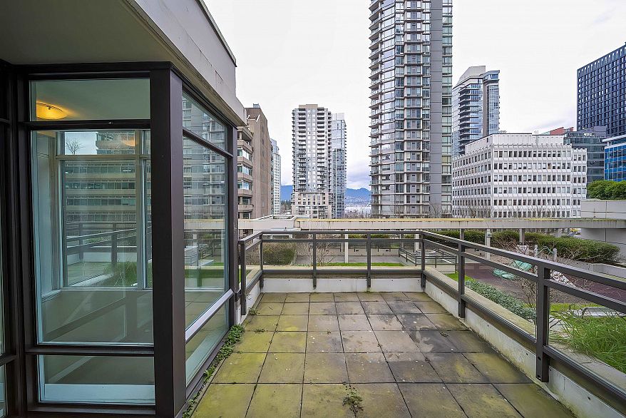 303 1211 Melville Street