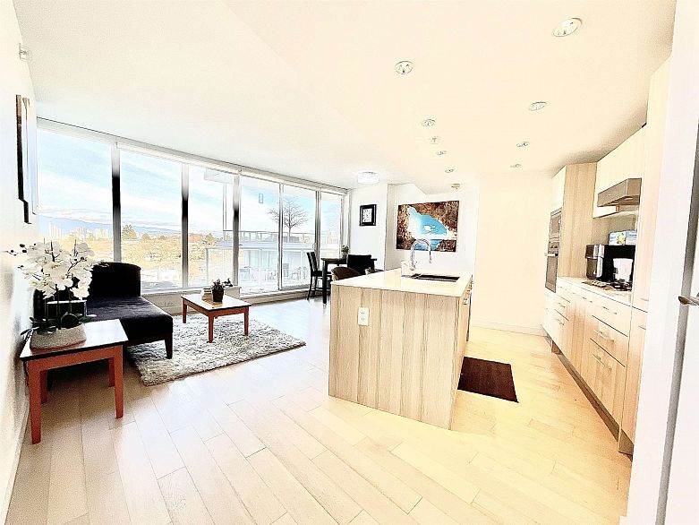 809 4638 Gladstone Street