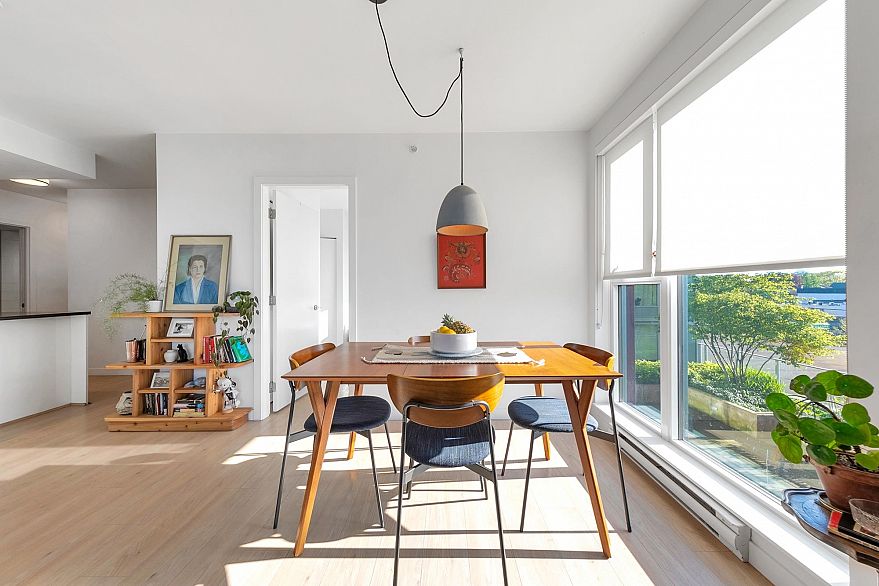 302 933 E Hastings Street