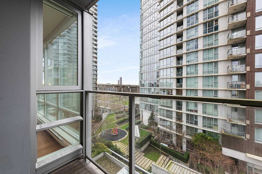 808 1495 Richards Street