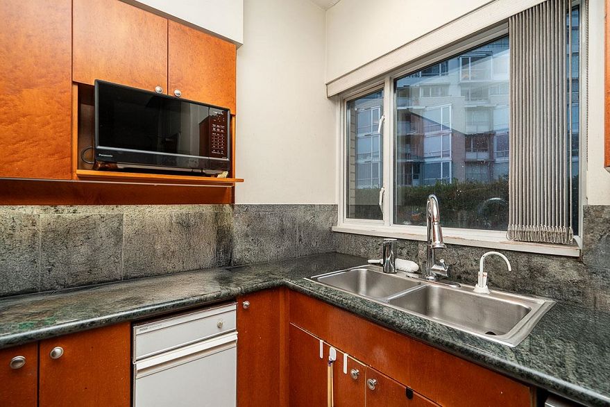 122 1228 Marinaside Crescent