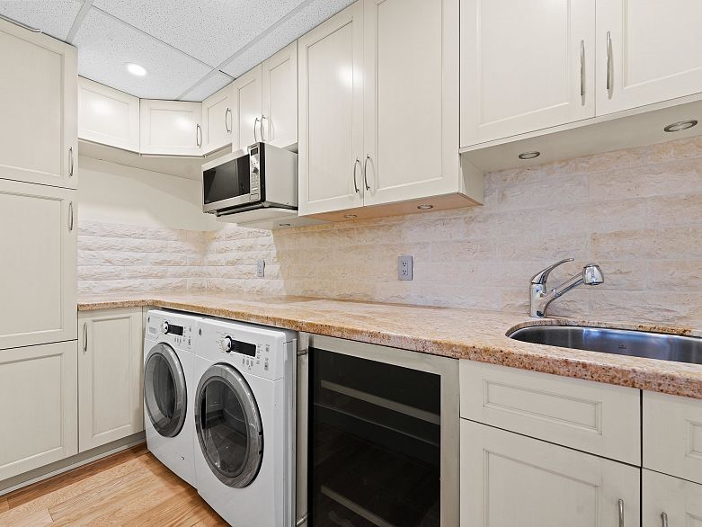 601 738 Broughton Street