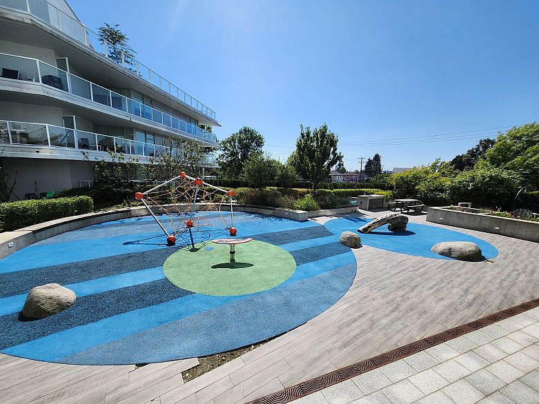 809 4638 Gladstone Street