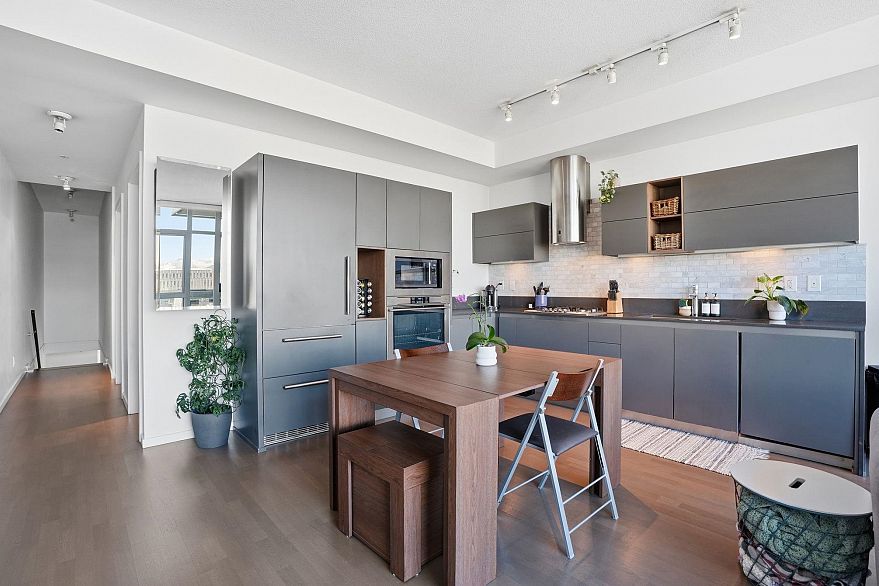 309 133 E 8th Avenue