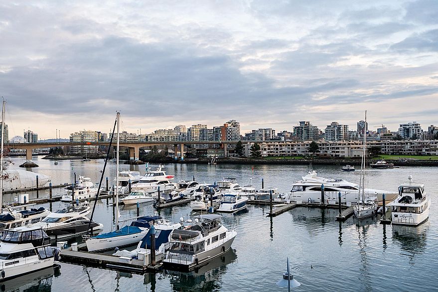 122 1228 Marinaside Crescent