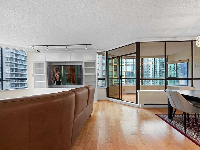 601 738 Broughton Street