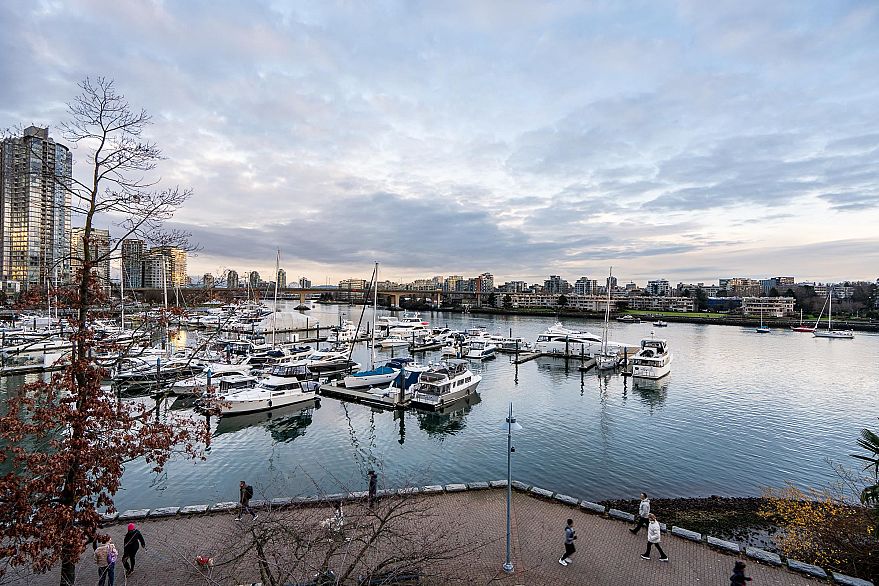 122 1228 Marinaside Crescent