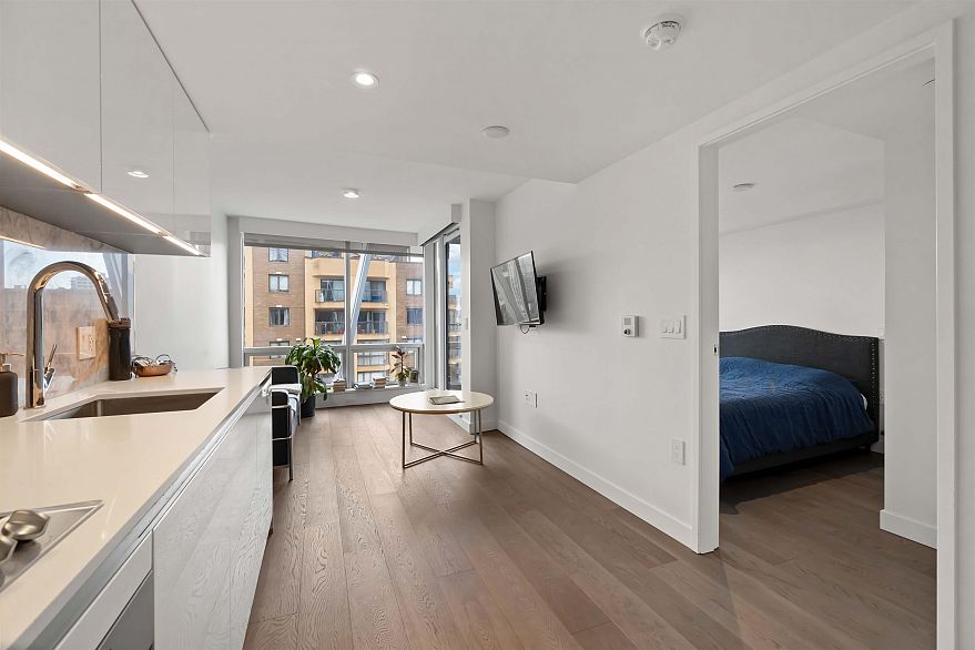 1305 1111 Richards Street