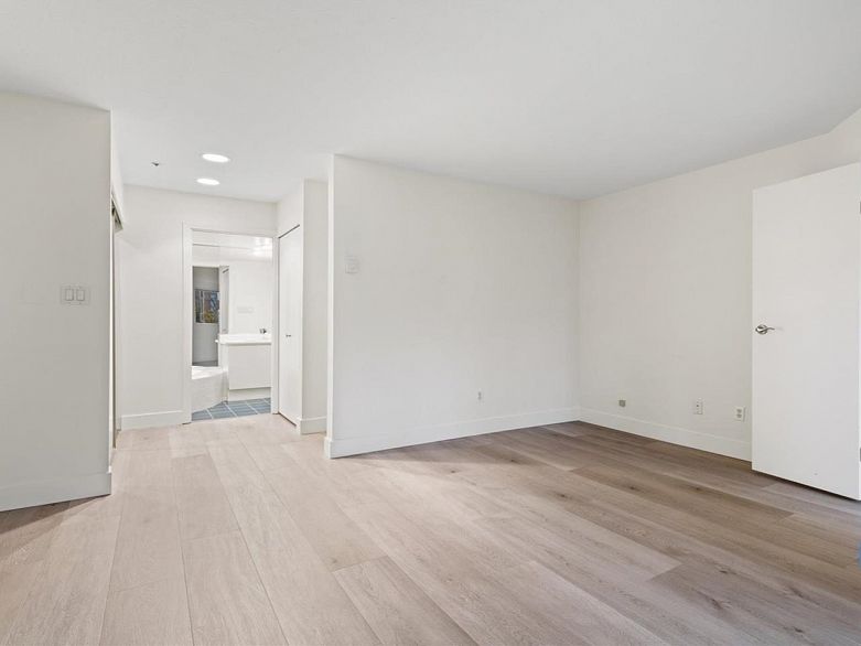 105 1502 Island Park Walk