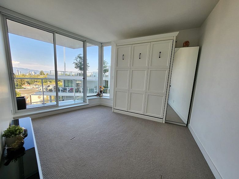 809 4638 Gladstone Street