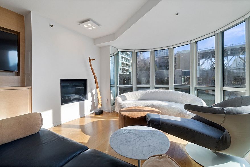 303 1501 Howe Street