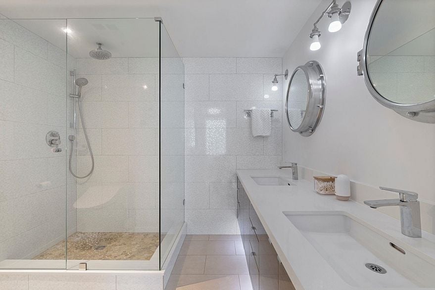 303 1501 Howe Street