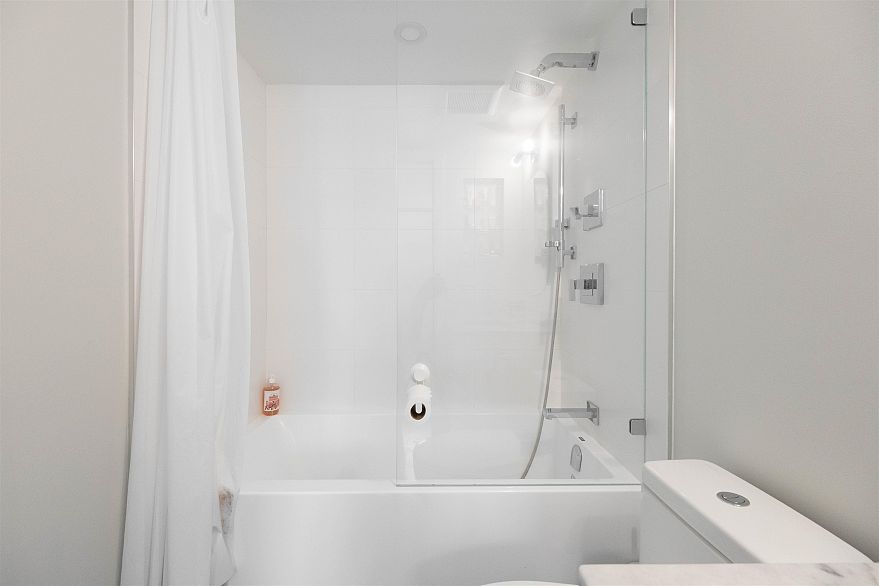 1006 928 Richards Street