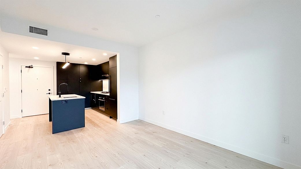 204 1680 E 12th Avenue